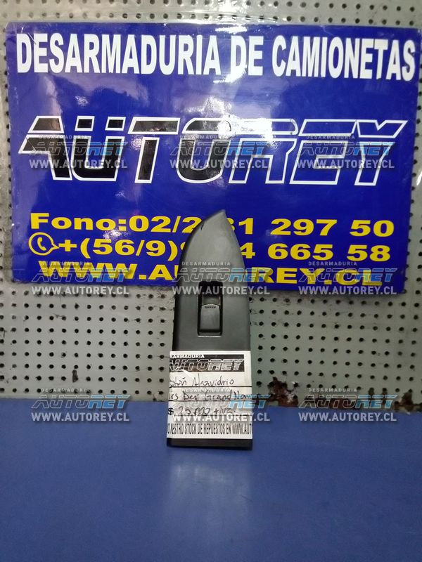 Botón alzavidrio puerta trasera derecha Suzuki Grand Nomade 2016 $20.000 más iva.JPG