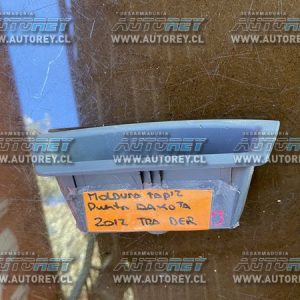 Moldura tapiz puerta trasera derecha Dodge Dakota 2012 $5.000 mas iva