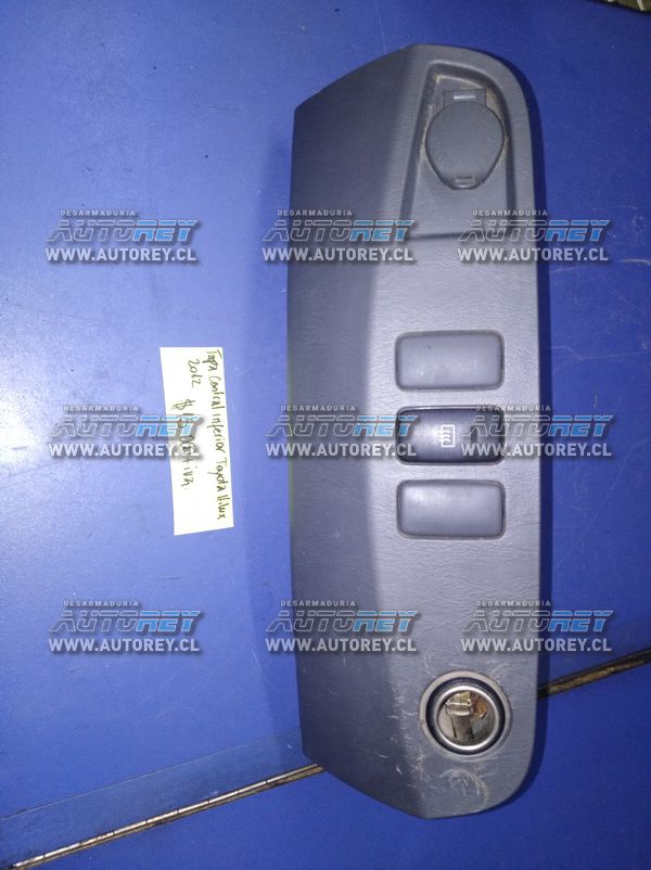 Boton disfroster con tapa tablero inferior central Toyota Hilux 2007 al 2015 $10.000 más iva (2)