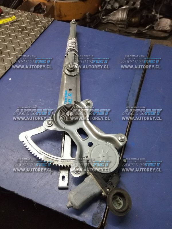 Cremallera alza vidrio electrica puerta delantera derecha Toyota Tundra 2011 $50.000 más iva (2)
