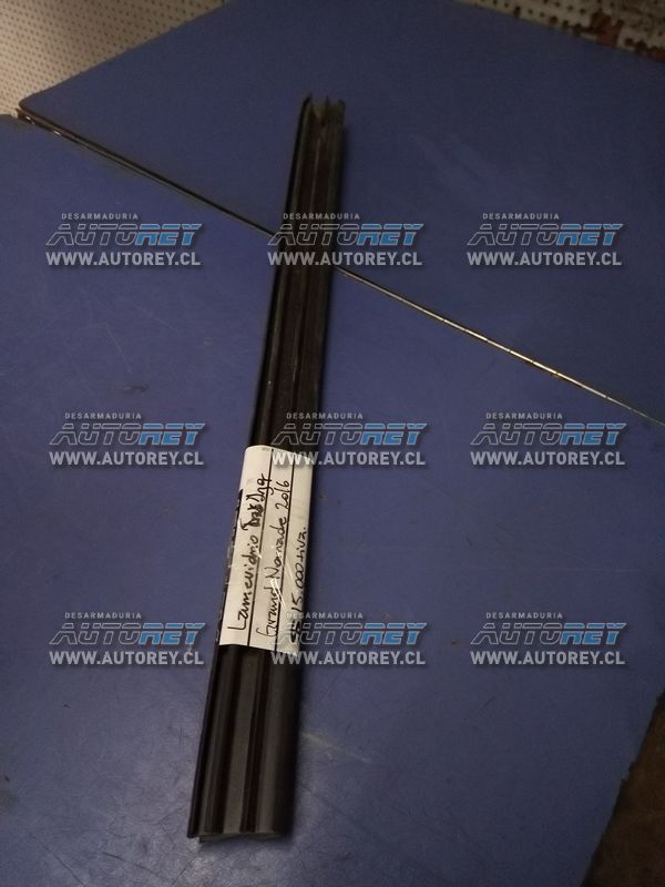 Moldura lame vidrio puerta trasera izquerda  Suzuki Gran Nomade 2016 $10.000 mas iva.JPG