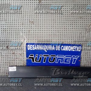 Moldura puerta trasera izquierda Citroen Berlingo 2003 al 2012 $10.000 mas iva