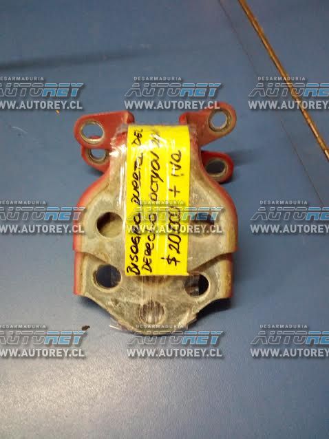 Bisagra puerta delantera derecha Ssangyong Actyon 2007 al 2012 $10.000 mas iva (2)