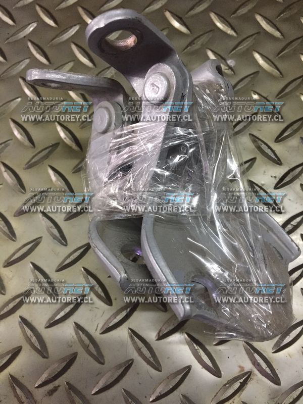 Bisagra puerta delantera derecha Ssangyong Actyon 2007 al 2012 $10.000 mas iva