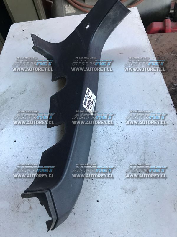 Moldura exterior pilar trasero izquierdo Volkswagen Saveiro $10.000 más iva (2)