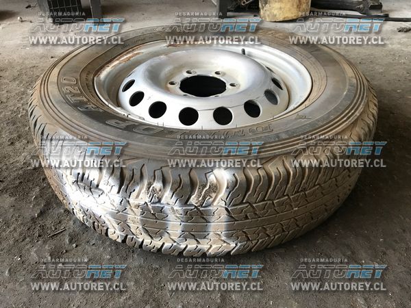 Neumático 22570R17C Toyota Hilux Revo 2018 $15.000 más iva (llanta mala)