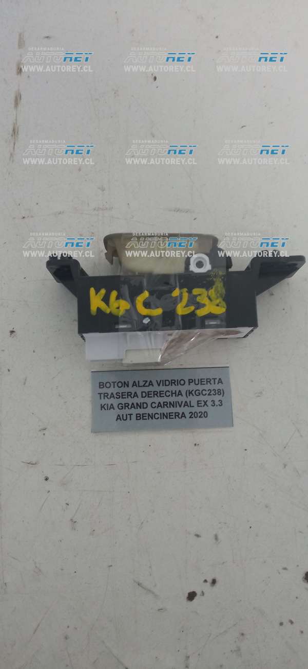 Botón Alza Vidrio Puerta Trasera Derecha (KGC238) Kia Grand Carnival EX 3.3 AUT Bencinera 2020 $25.000 + IVA