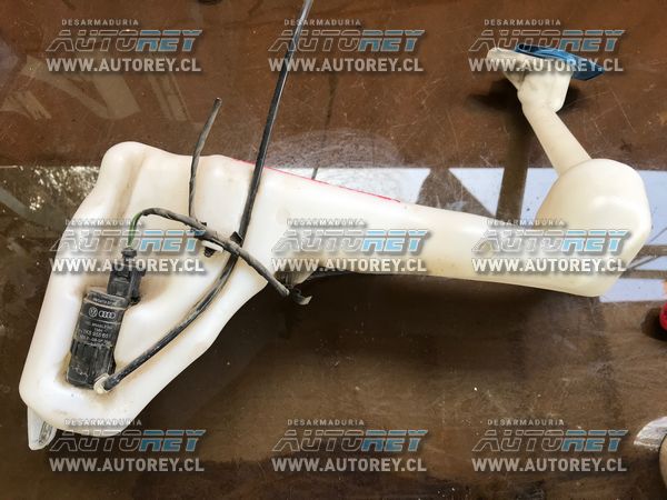Deposito con motor agua limpia parabrisas Volkswagen Amarok $30.000 más iva (3)