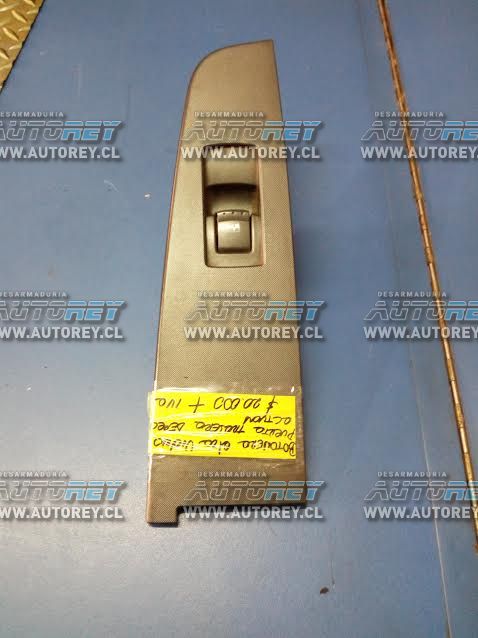 Boton alza vidrio puerta trasera derecha Ssangyong Actyon 2007 al 2012 $10.000 mas iva (3)