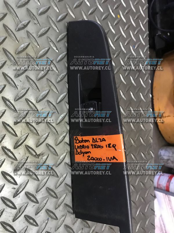 Boton alza vidrio puerta trasera izquierda Ssangyong Actyon 2007 al 2012 $10.000 mas iva (2)
