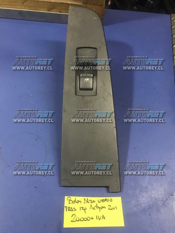 Boton alza vidrio puerta trasera izquierda Ssangyong Actyon 2007 al 2012 $10.000 mas iva (3)