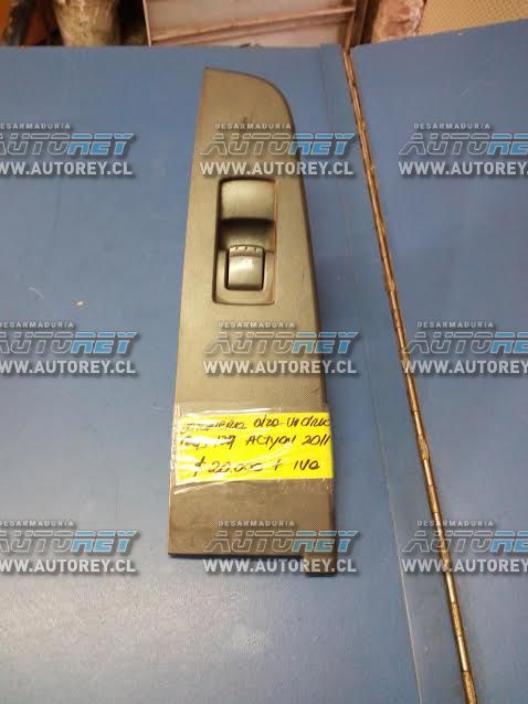Boton alza vidrio puerta trasera izquierda Ssangyong Actyon 2007 al 2012 $10.000 mas iva (5)