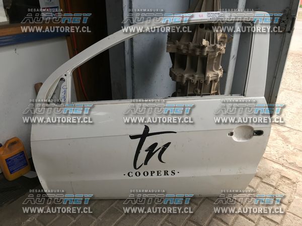 Puerta delantera izquierda con poco detalle Volkswagen Saveiro 2015 $70.000 mas iva