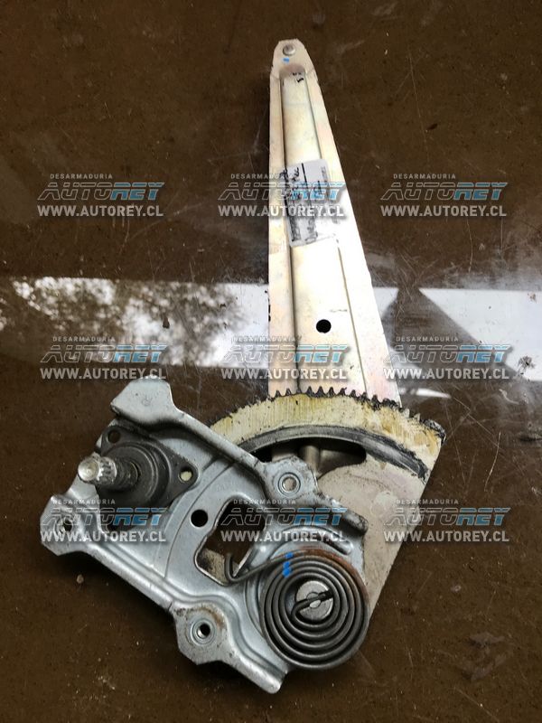 Cremallera alza vidrio mecanica puerta trasera derecha Toyota Hilux 2007 al 2015 $15.000 más iva