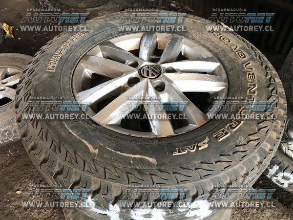 Llanta aluminio con neumático (493) 25570R16 Volkswagen Amarok 2015 $80.000 mas iva