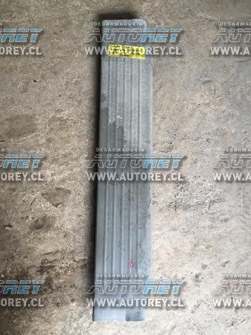 Cubre zocalo delantero derecho Toyota Hilux 2007 al 2015 $10.000 mas iva (2)