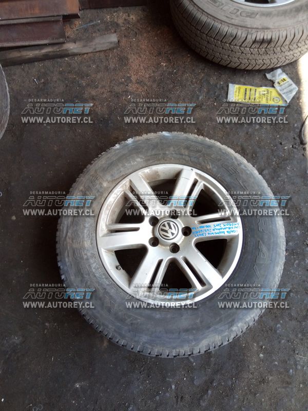 Llanta aluminio con neumatico 26565r17 (v14) Volkswagen Amarok 2015 $100.000 mas iva