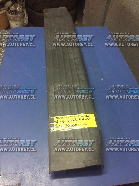 Cubre zocalo delantero izquierdo Toyota Hilux 2007 al 2015 $10.000 mas iva