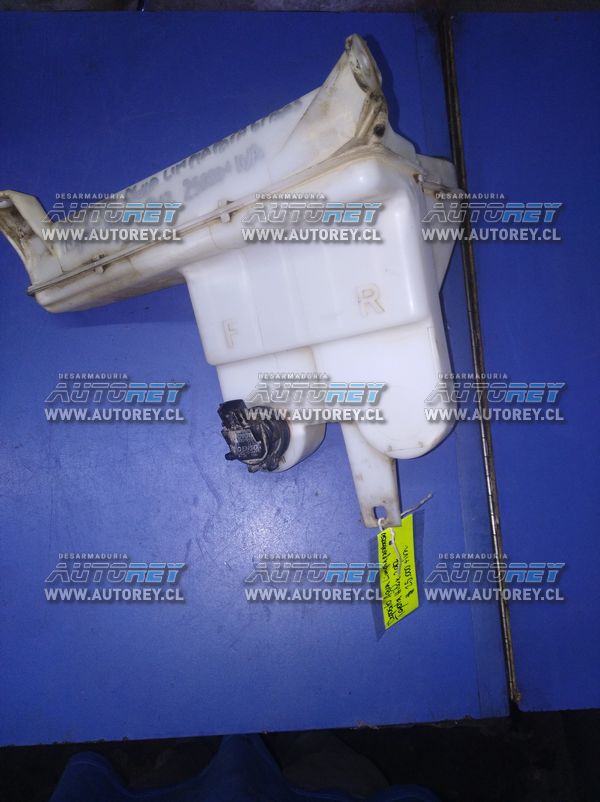 Deposito agua limpia parabrisas Toyota Hilux 2007 al 2015 $35.000 mas iva (2)