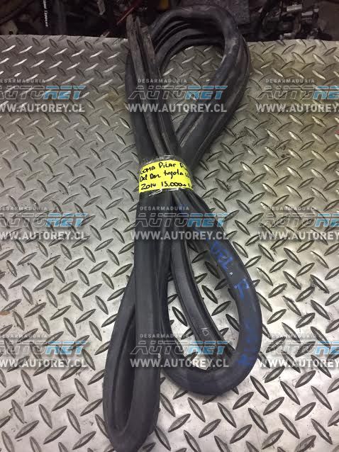 Goma contorno pilar puerta delantera derecha Toyota Hilux 2007 al 2015 $10.000 más iva