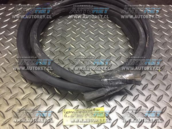 Goma contorno pilar puerta trasera izquierda Toyota Hilux 2007 al 2015 $10.000 más iva (2)
