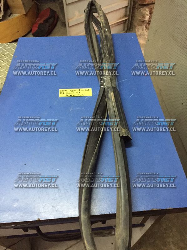 Goma vidrio puerta delantera derecha Toyota Hilux 2007 al 2015 $10.000 más iva (2)