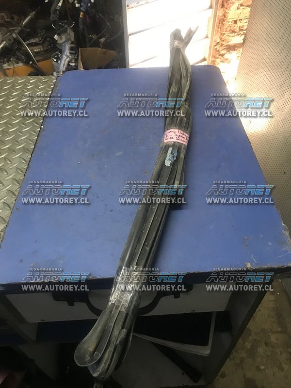 Goma vidrio puerta delantera derecha Toyota Hilux 2007 al 2015 $10.000 más iva