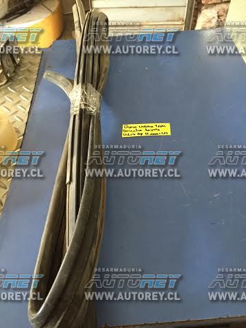 Goma vidrio puerta trasera derecha Toyota Hilux 2007 al 2015 $10.000 más iva (2)