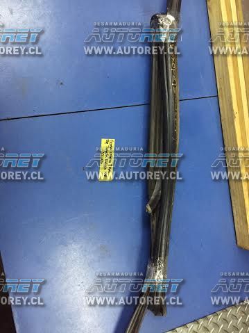 Goma vidrio puerta trasera izquierda Toyota Hilux 2007 al 2015 $10.000 más iva