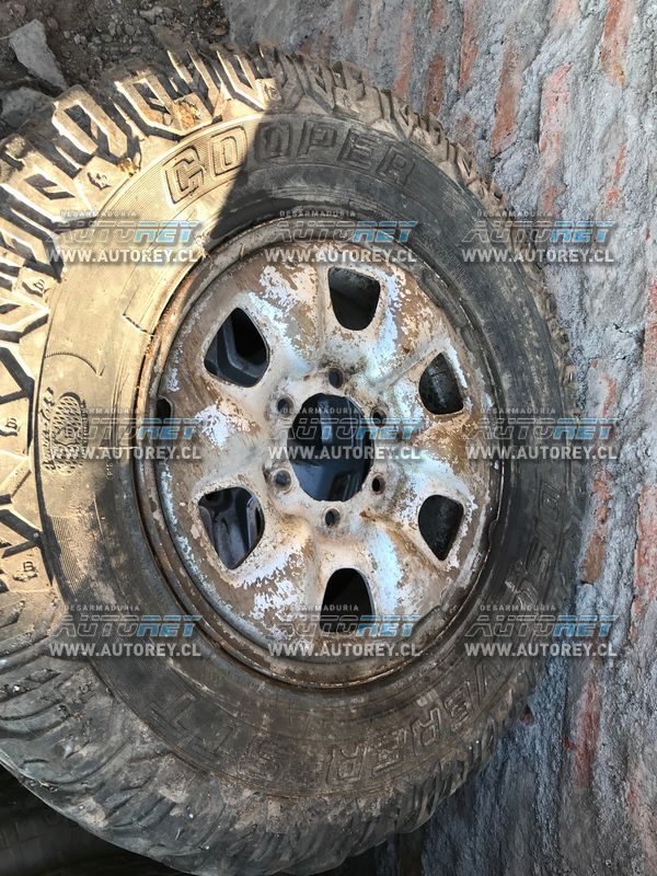 Llanta de fierro con neumatico (420) 24575R16 Toyota Hilux 2012 $25.000 mas iva