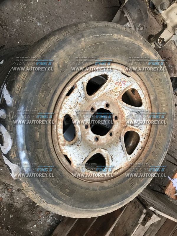 Llanta de fierro con neumatico 24570R16 (428) Toyota Hilux 2008 $20.000 mas iva
