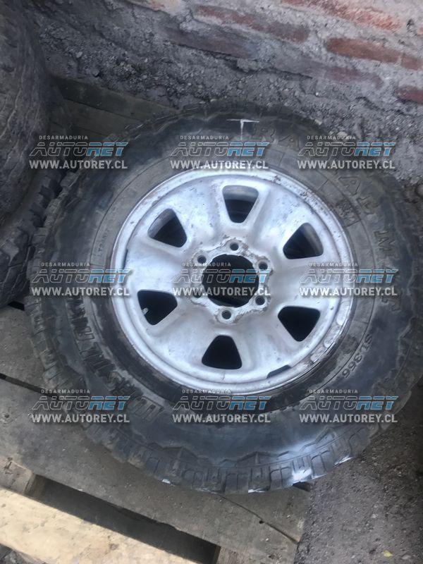 Llanta de fierro con neumatico 2457516 Toyota Hilux 2012 (207) $30.000 mas iva