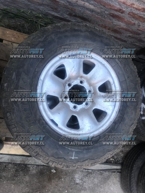 Llanta de fierro con neumatico 2457516 Toyota Hilux 2012 (208) $30.000 mas iva
