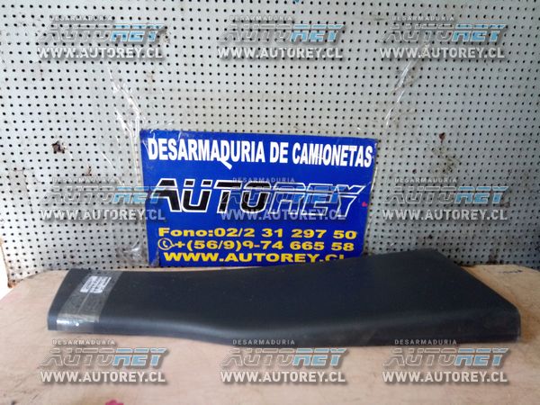 Tapiz cubre pilar central inferior derecho Volkswagen Amarok $10.000 mas iva (2)