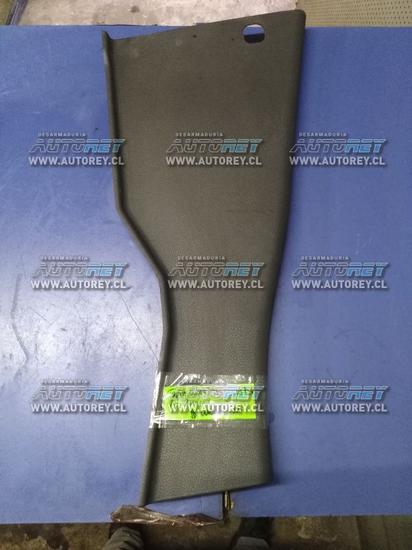 Tapiz cubre pilar trasero inferior derecho Volkswagen Amarok $10.000 mas iva (2)