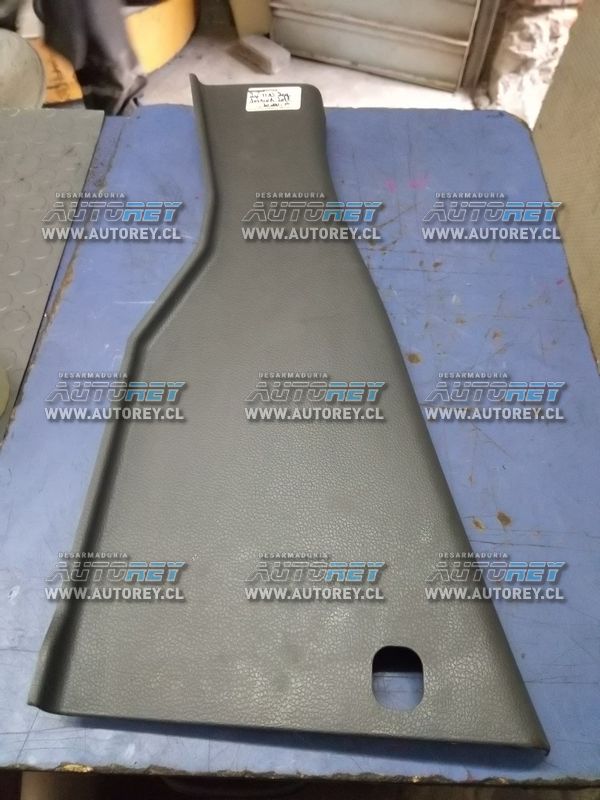 Tapiz cubre pilar trasero inferior izquierdo Volkswagen Amarok $10.000 mas iva