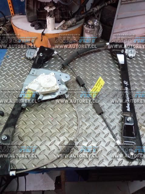 Cremallera alza vidrio electrica puerta delantera derecha Ssangyong New Actyon 2007 al 2012 $30.000