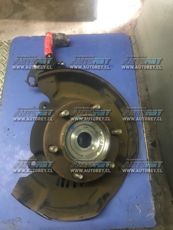 Muñon con masa delantero derecho Toyota Hilux 2007 al 2015 $80.000 mas iva (2)