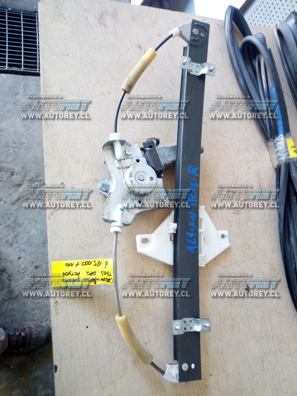 Cremallera alza vidrio electrica puerta trasera derecha Ssangyong New Actyon 2007 al 2012 $30.000 m