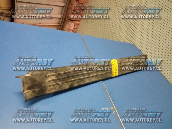 Cubre zocalo delantero derecho Ssangyong Actyon 2007 al 2012 $10.000 mas iva (2)