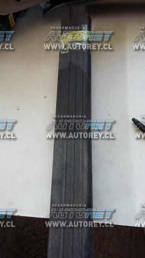 Cubre zocalo delantero derecho Ssangyong Actyon 2007 al 2012 $10.000 mas iva (3)