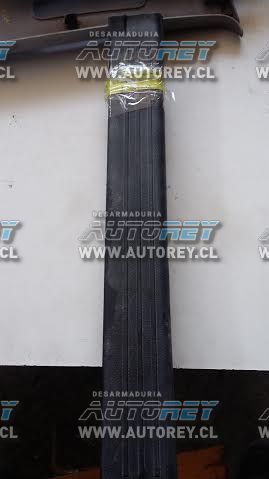 Cubre zocalo delantero izquierdo Ssangyong Actyon 2007 al 2012 $10.000 mas iva (3)