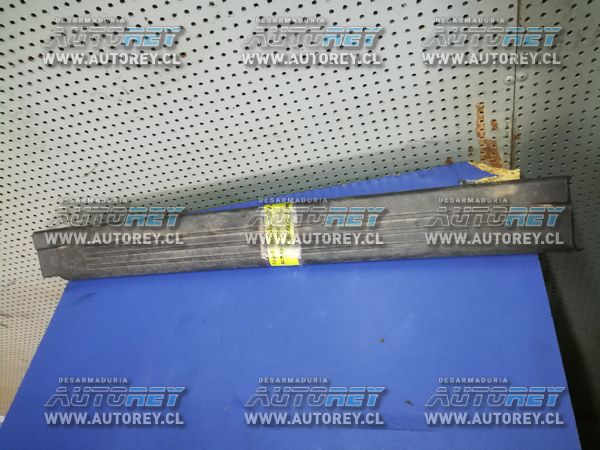 Cubre zocalo delantero izquierdo Ssangyong Actyon 2007 al 2012 $10.000 mas iva