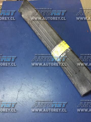 Cubre zocalo trasero derecho Ssangyong Actyon 2007 al 2012 $10.000 mas iva (2)