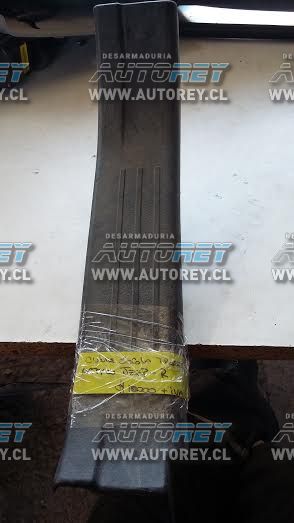 Cubre zocalo trasero derecho Ssangyong Actyon Jeep 2007 al 2011 $10.000 mas iva
