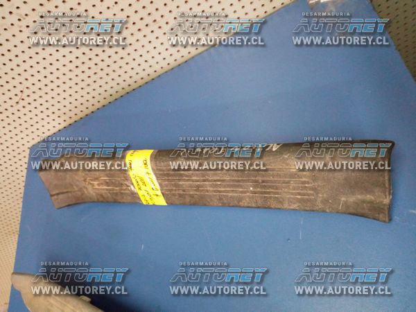 Cubre zocalo trasero izquierdo Ssangyong Actyon 2007 al 2012 $10.000 mas iva (2)