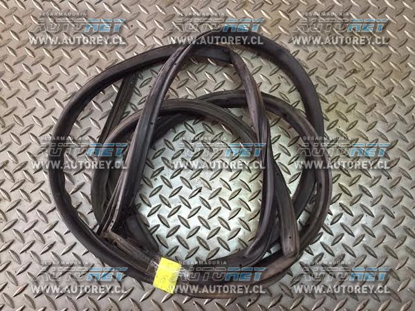 Goma contorno puerta delantera derecha Ssangyong Actyon 2007 al 2012 $10.000 mas iva (2)