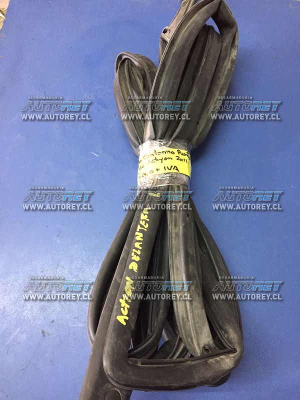 Goma contorno puerta delantera izquierda Ssangyong Actyon 2007 al 2012 $10.000 mas iva (3)