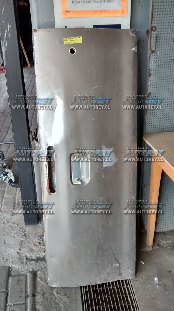 Tapa portalon con detalle pick up Toyota Hilux 2008 $30.000 mas IVA