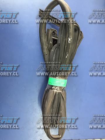 Goma contorno puerta delantera izquierda Ssangyong Actyon 2007 al 2012 $10.000 mas iva